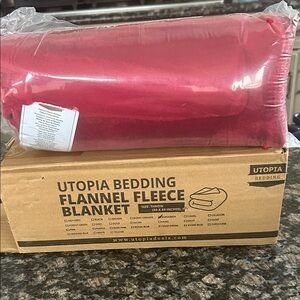 UTOPIA BEDDING FLANNEL FLEECE BLANKET BURGUNDY 50x60  NWT